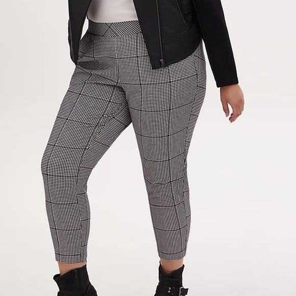 torrid Pants - Torrid Women Plus Sz 2X Black White Plaid Houndstooth Crepe Pull-On Tapered Pant